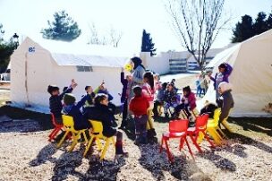 2月6日にトルコ南東部とシリアを襲った2つの壊滅的な地震と数十回の余震から10日が経ったガジアンテップの仮設テントで、心理社会的サポートのプログラムが行われました。ユニセフは、避難所の近くに「子どもにやさしい空間」を設置し、子どもたちの心のケアに取り組んでいます。日常がとつぜん崩壊するのを目の当たりにした子どもたちには、遊びなどを通して心の安定を得る機会がとても重要です。ユニセフはこれまでにトルコ国内で13万人以上の子どもと保護者にメンタルヘルスケアと心理社会的サポートを届けています。